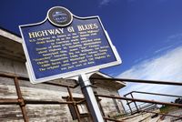 Blues-Marker vor The Gateway to the Blues Museum and Visitors Center
